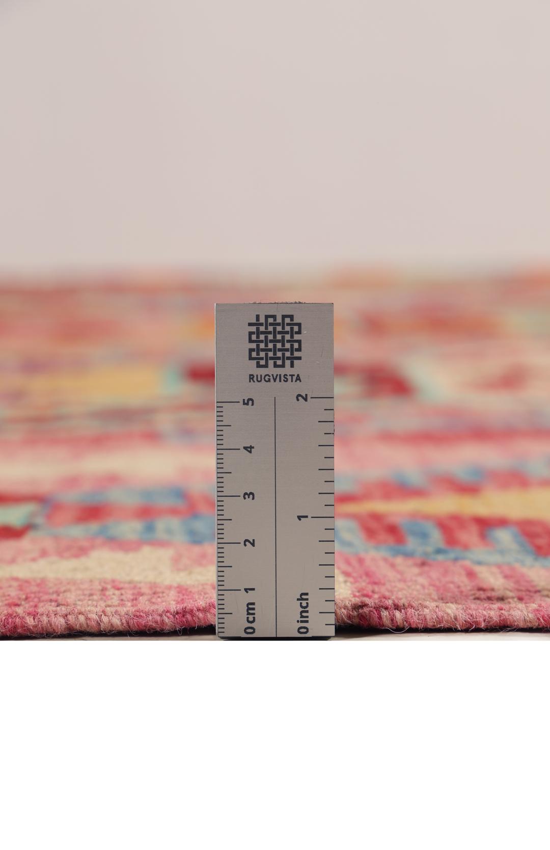 Een groot, rechthoekig handgeweven Afghan Kelim kleed met een kleurrijk geometrisch honingraatpatroon.