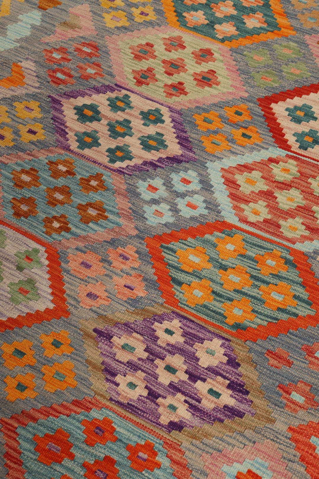 Ręcznie tkany dywan afgański Kelim z niebieskim tłem i kolorowymi geometrycznymi wzorami