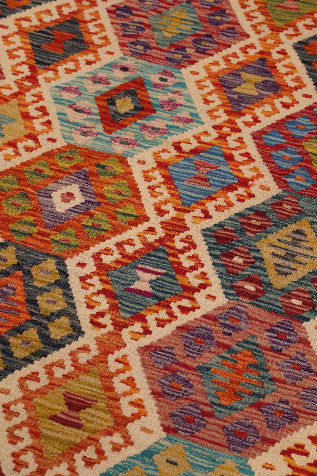 Handgeweven Afghaans Kelim tapijt met een levendig veelkleurig geometrisch patroon