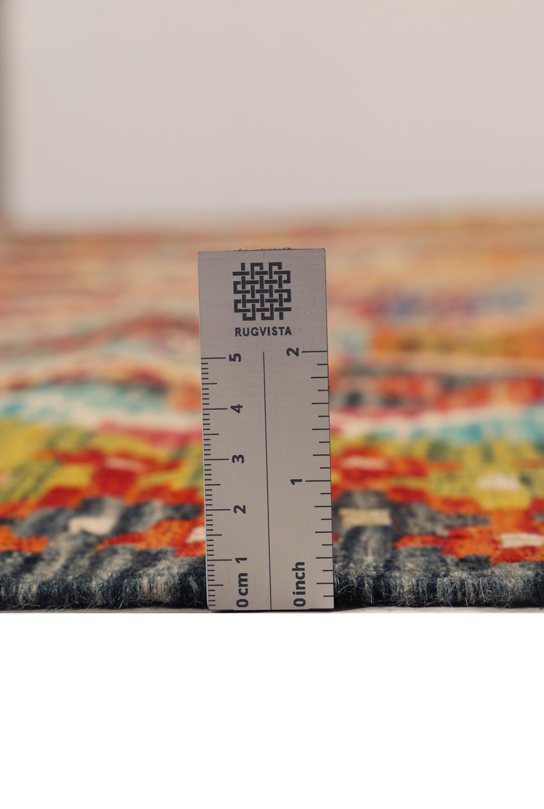 Handgeweven Afghaans Kelim tapijt met een levendig veelkleurig geometrisch patroon