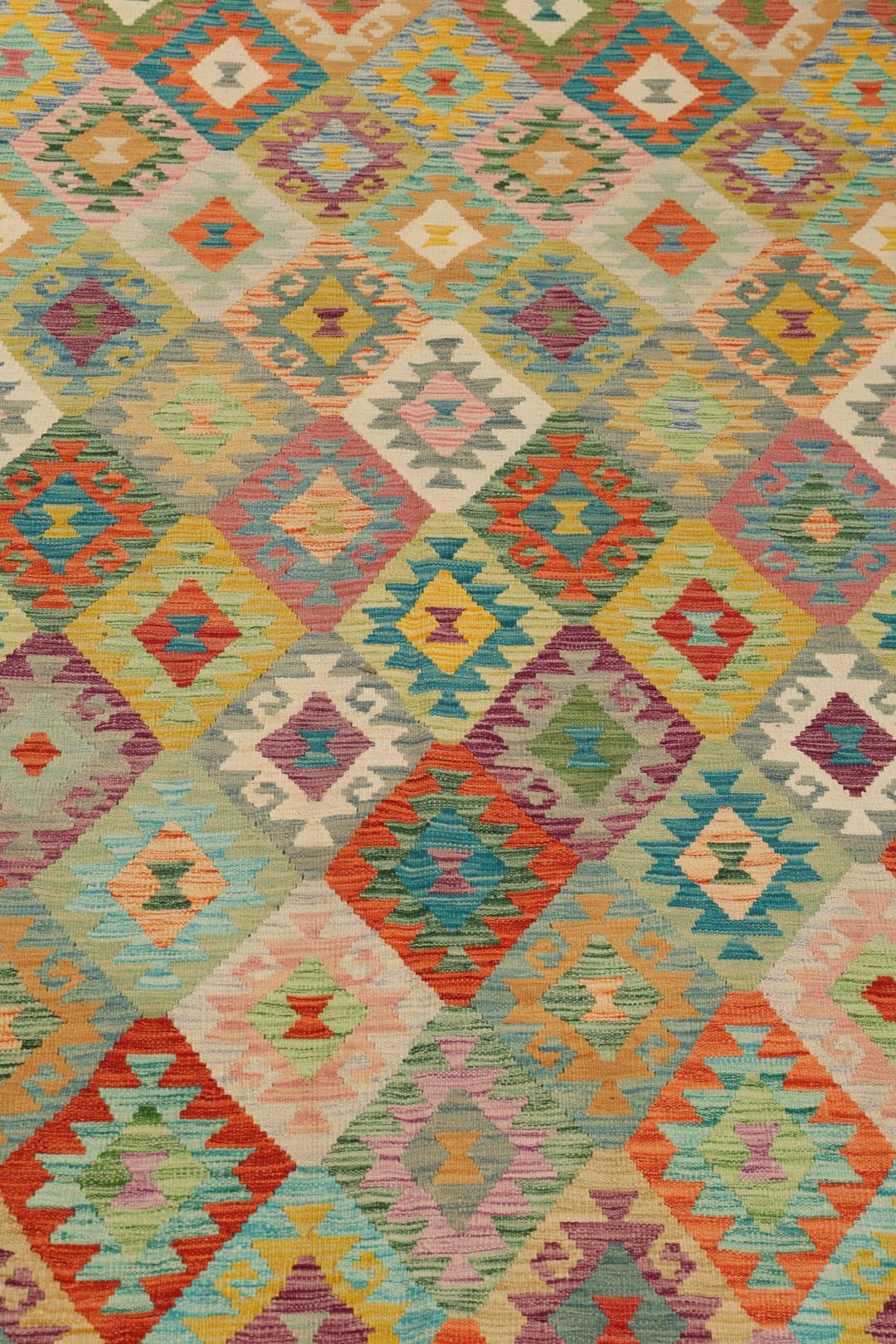 Tapis Kelim afghan tissé à la main avec un motif géométrique en losange coloré