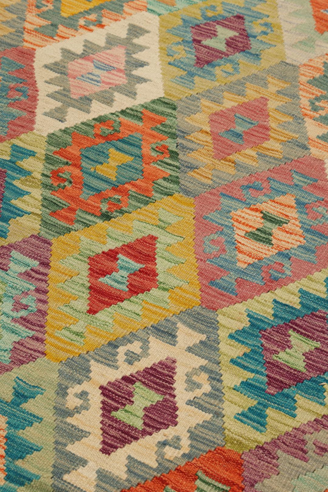 Tapis Kelim afghan tissé à la main avec un motif géométrique en losange coloré
