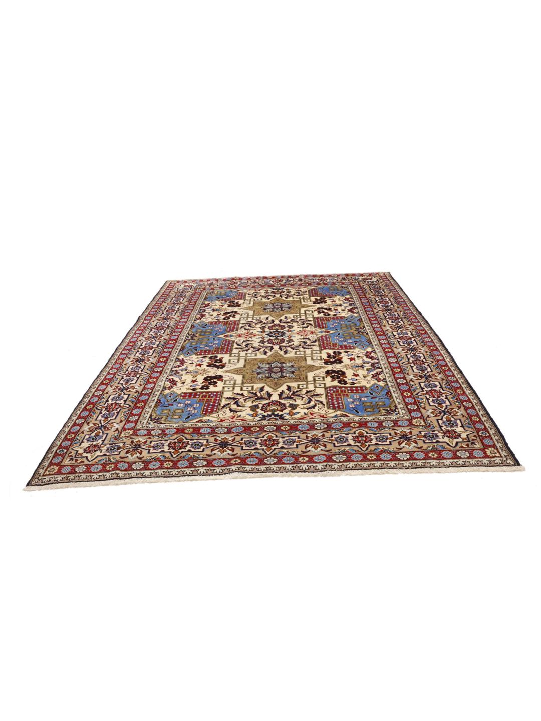 Een handgeknoopt Najafabad-tapijt uit het Midden-Oosten in tinten beige, blauw en rood.