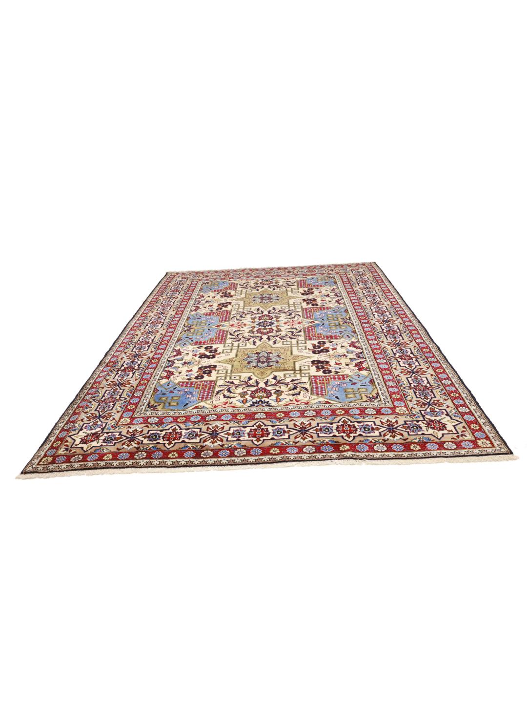 Een handgeknoopt Najafabad-tapijt uit het Midden-Oosten in tinten beige, blauw en rood.
