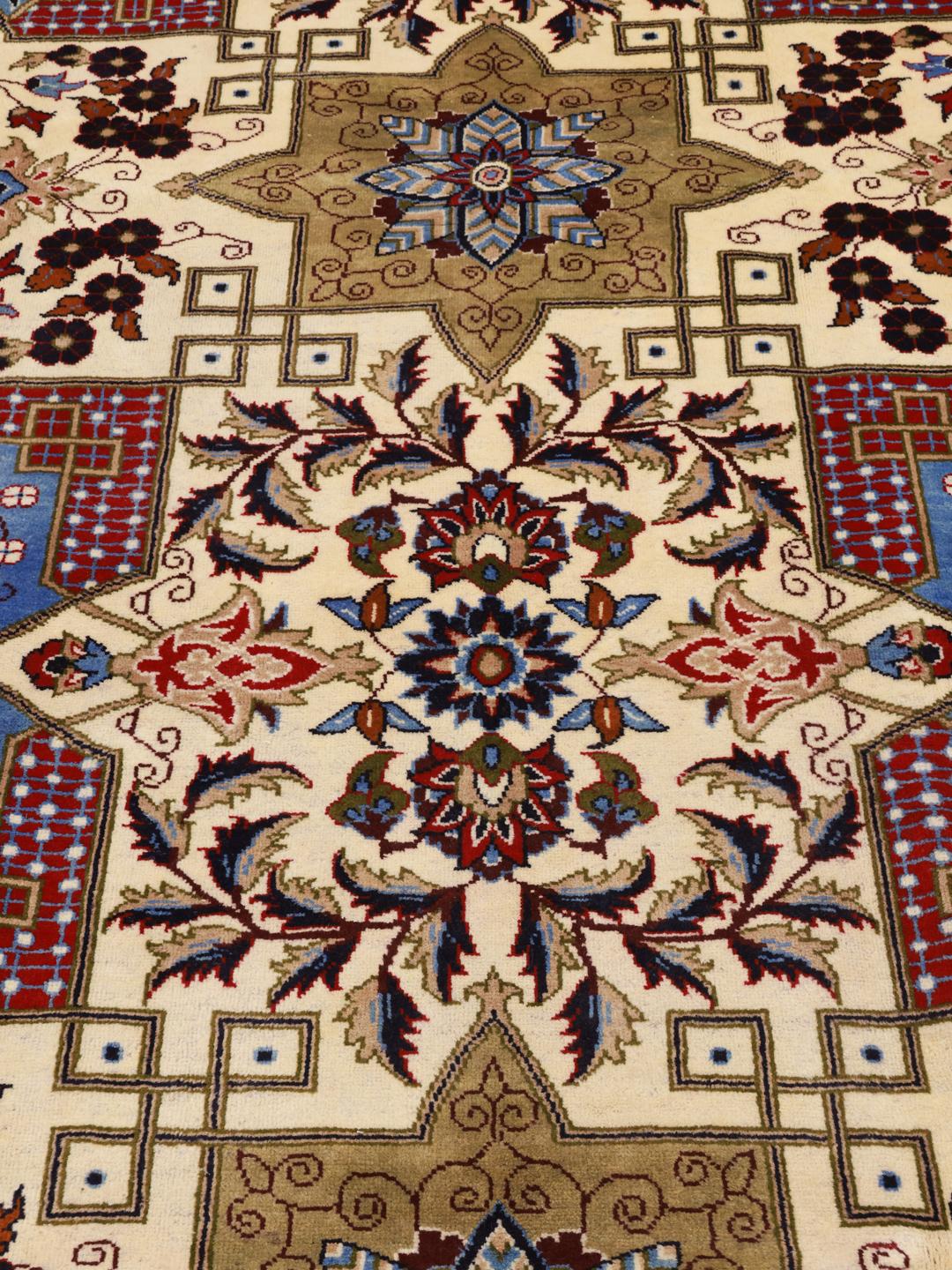Een handgeknoopt Najafabad-tapijt uit het Midden-Oosten in tinten beige, blauw en rood.