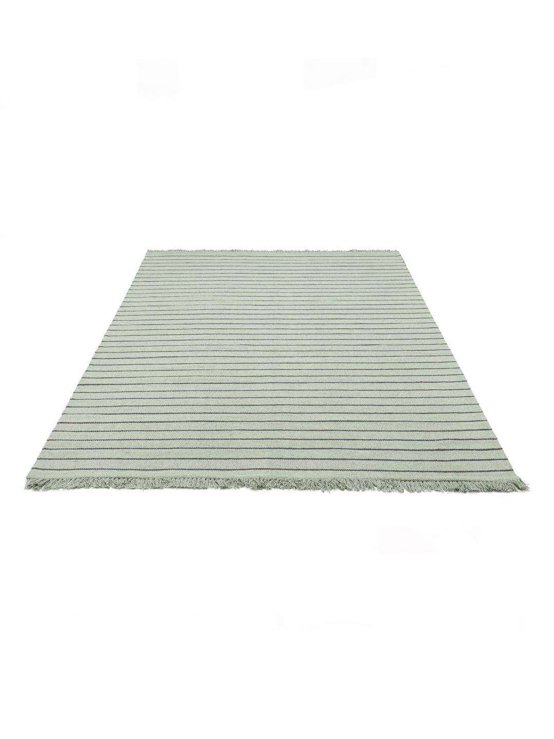 Tapis vert avec des rayures gris foncé et des bordures à franges