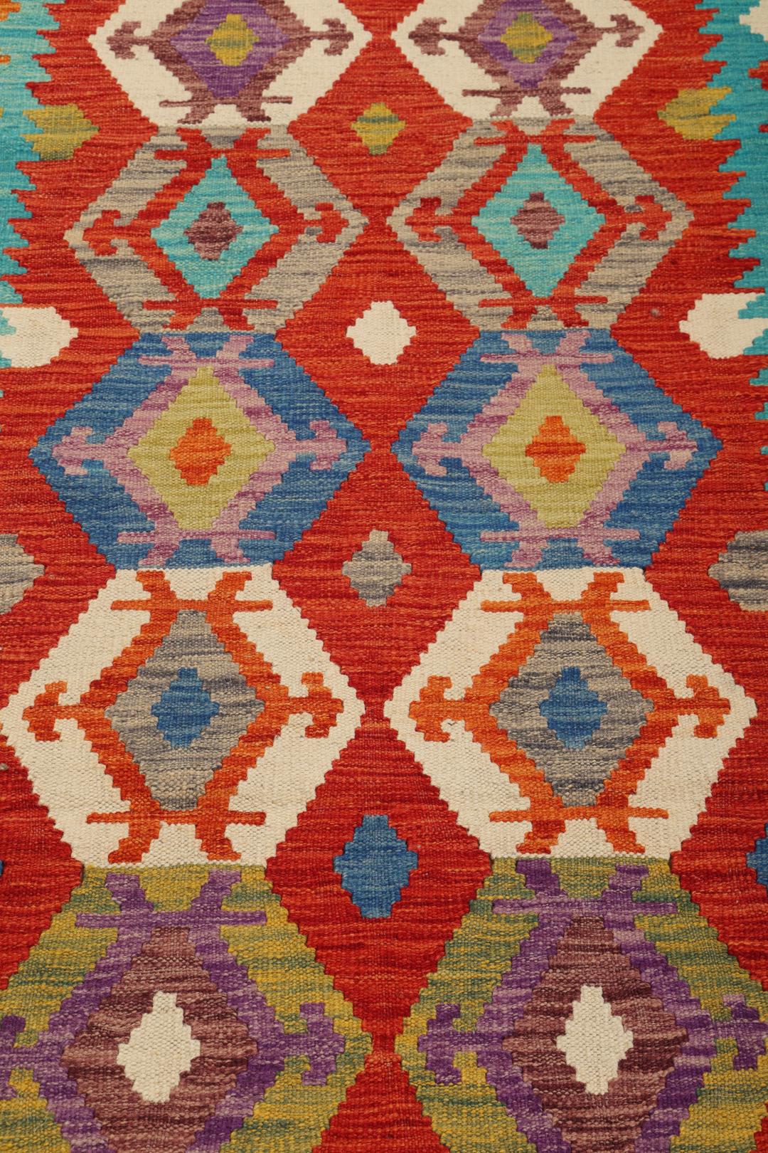 Handgeweven Afghan Kelim-tapijt met een levendig, meerkleurig geometrisch patroon.