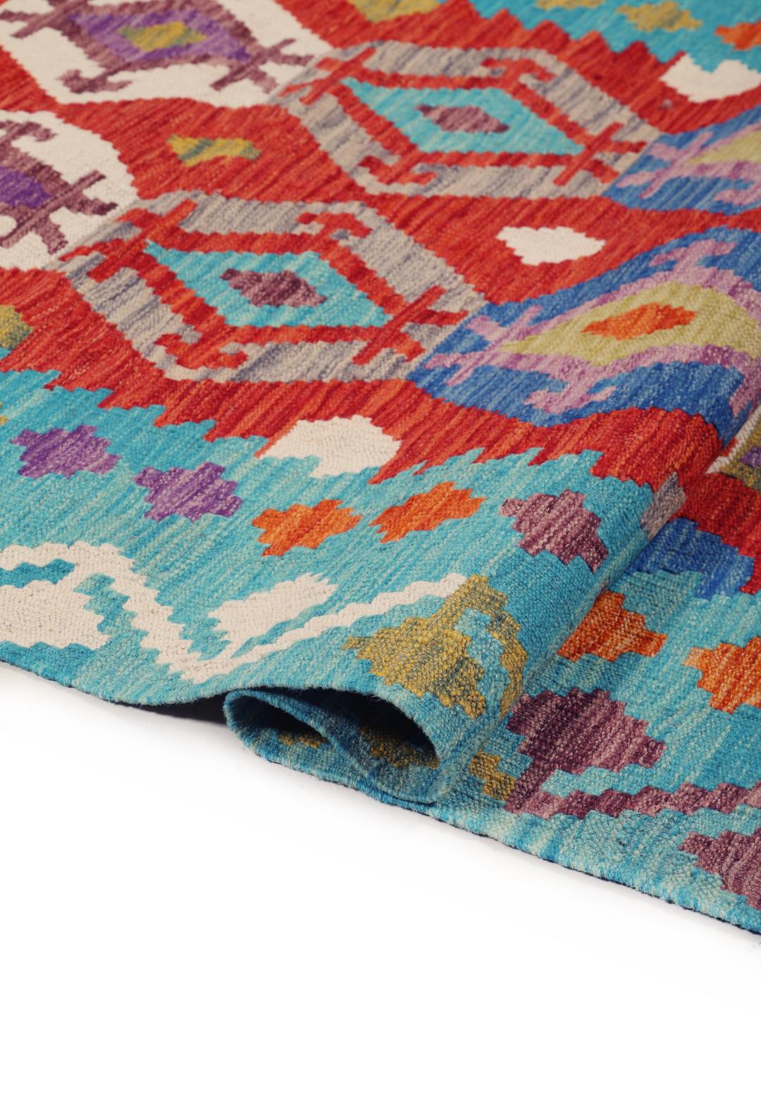 Handgeweven Afghan Kelim-tapijt met een levendig, meerkleurig geometrisch patroon.