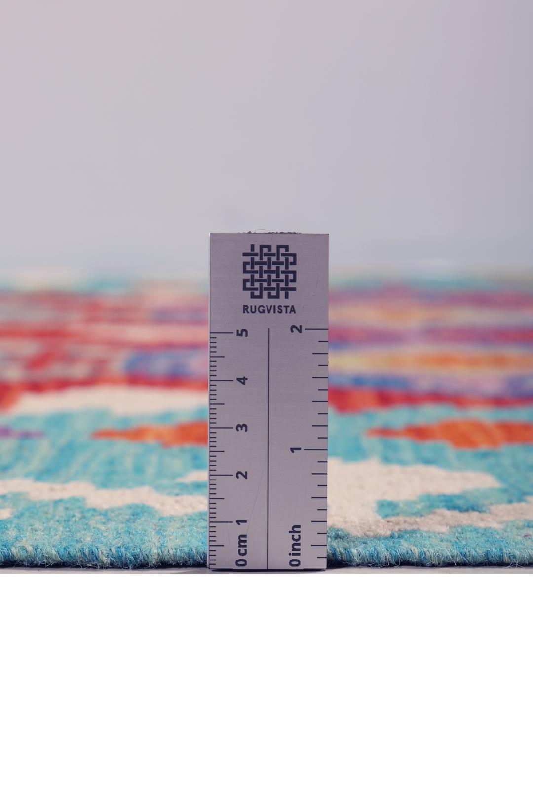 Handgeweven Afghan Kelim-tapijt met een levendig, meerkleurig geometrisch patroon.