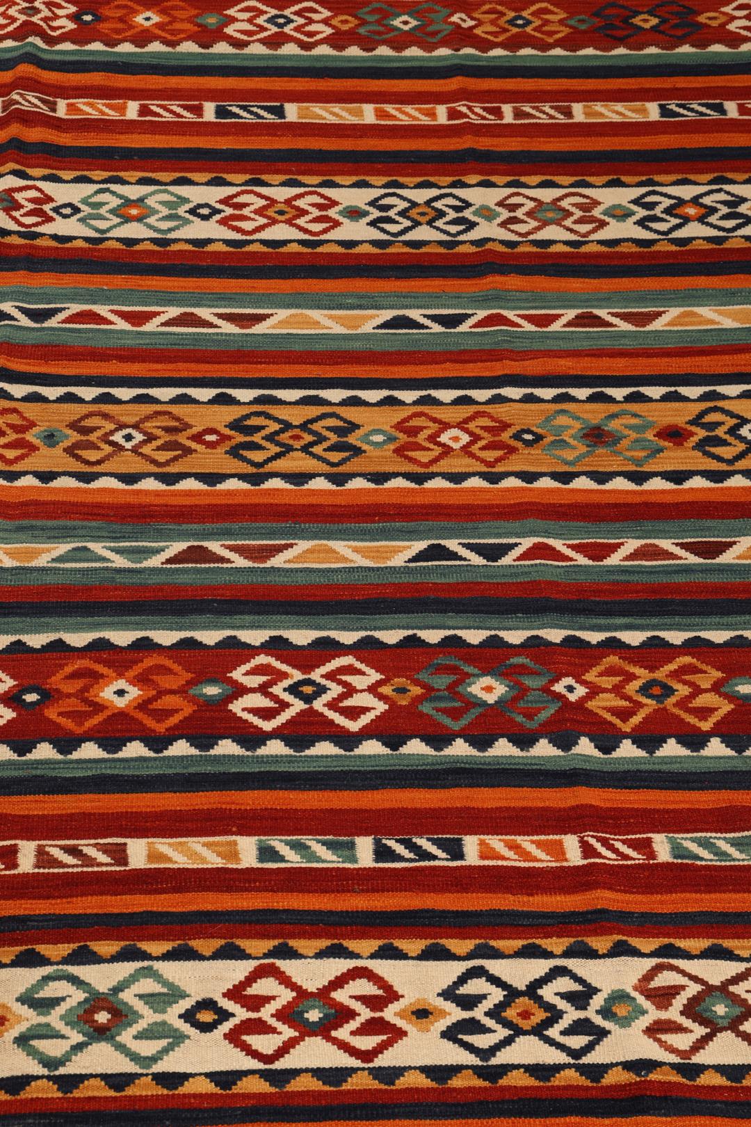 Tapis Kelim afghan tissé à la main présentant un motif rayé vibrant en laine multicolore