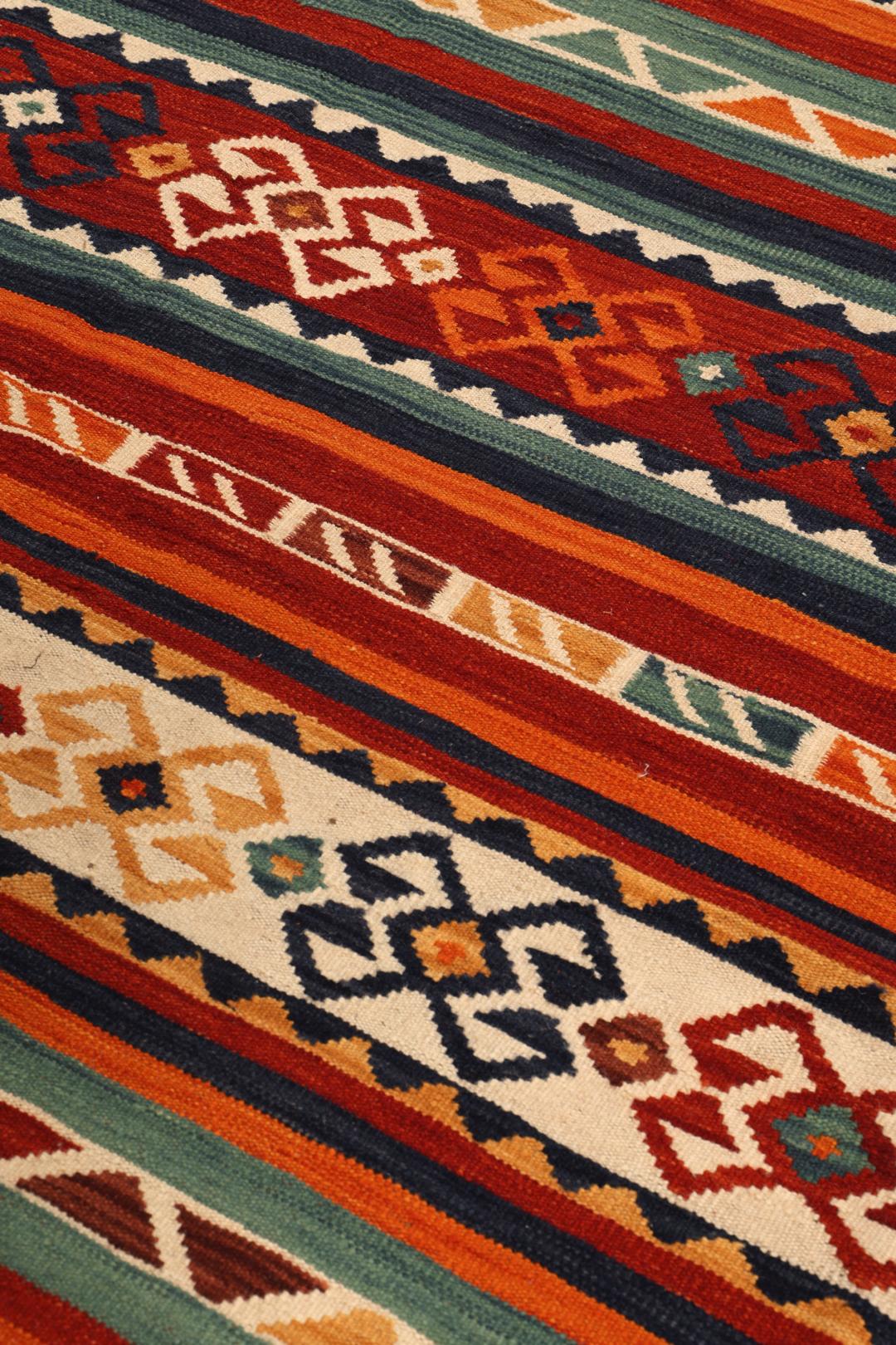 Tapis Kelim afghan tissé à la main présentant un motif rayé vibrant en laine multicolore