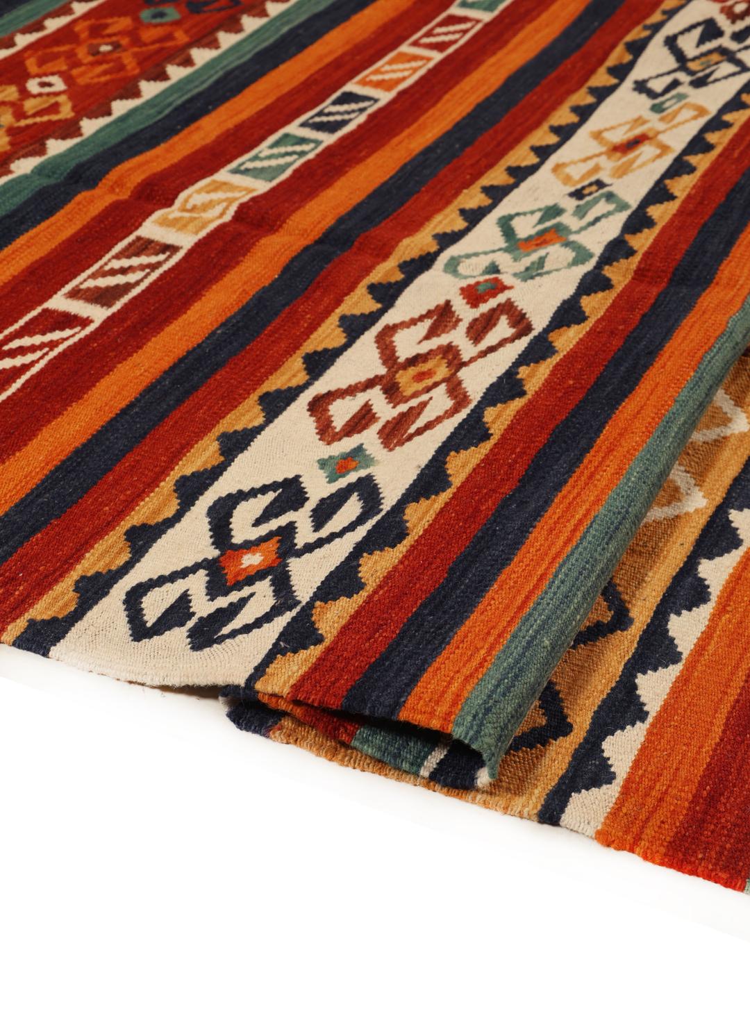 Tapis Kelim afghan tissé à la main présentant un motif rayé vibrant en laine multicolore