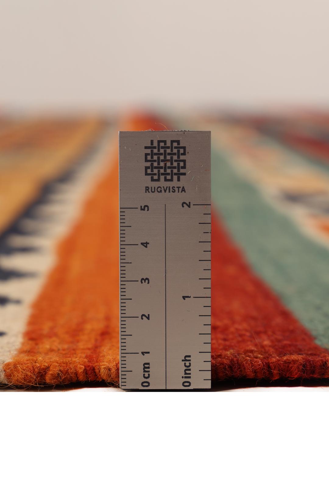 Tapis Kelim afghan tissé à la main présentant un motif rayé vibrant en laine multicolore