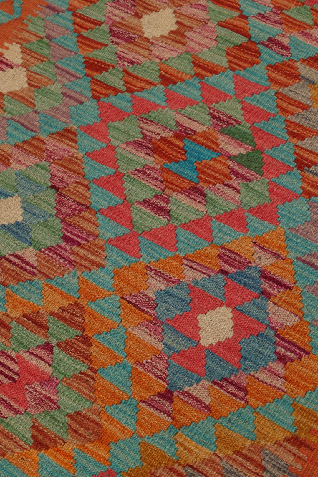 Runner afghano tessuto a mano con un vivace motivo geometrico multicolore