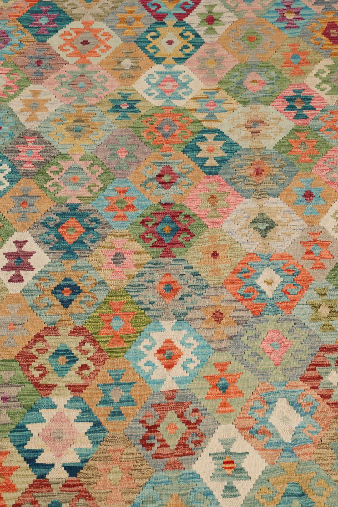 Handgewebter Afghan Kelim mit lebendigem, mehrfarbigem geometrischem Muster