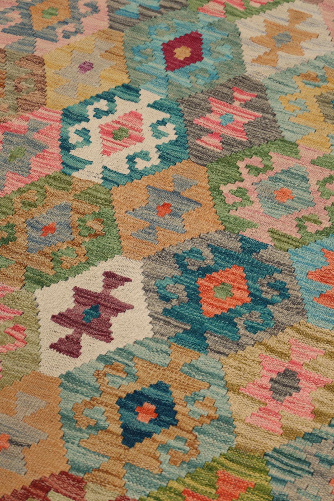 Handgewebter Afghan Kelim mit lebendigem, mehrfarbigem geometrischem Muster