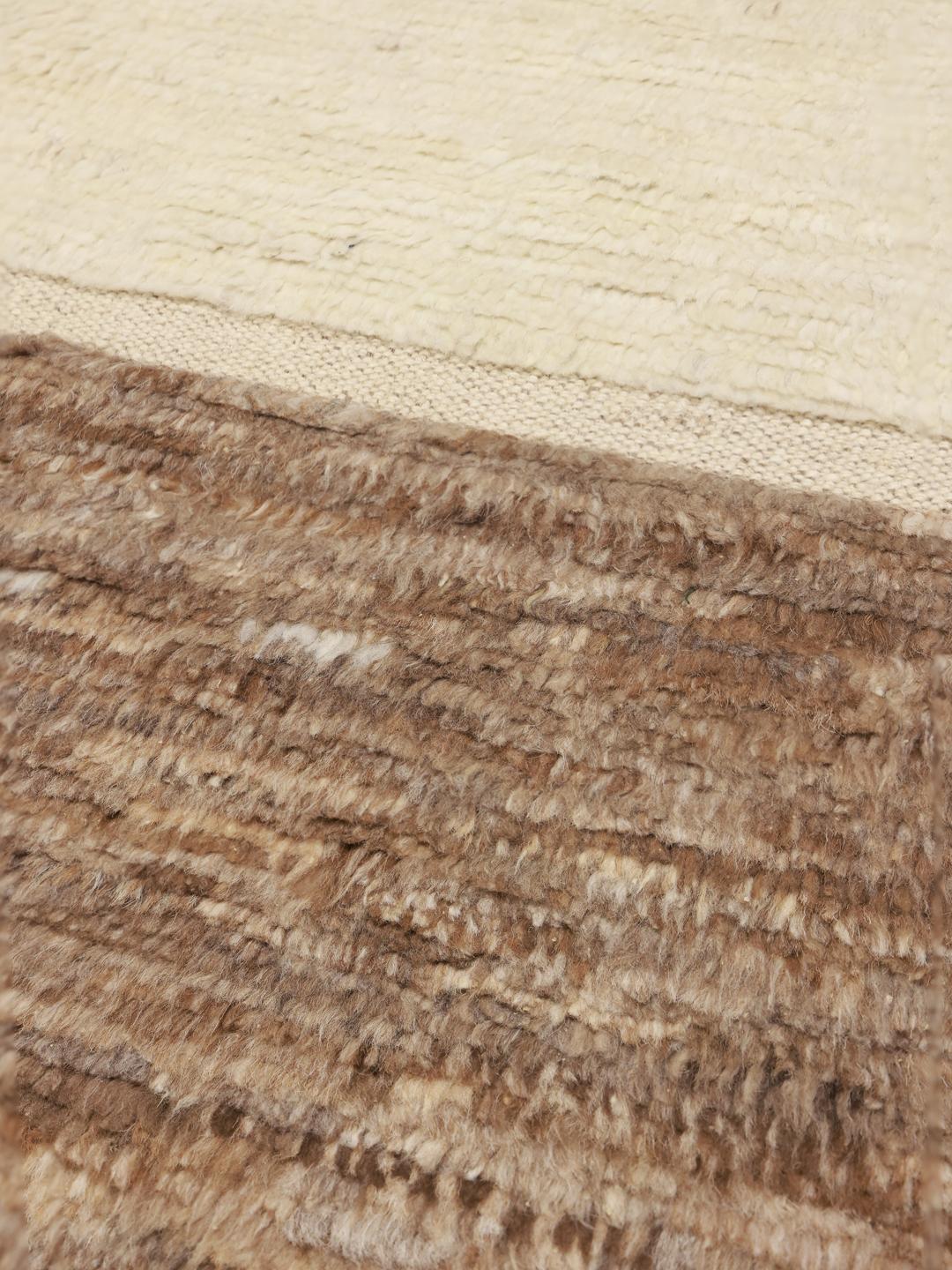 Handgemaakt Berberstijl wollen tapijt uit Afghanistan met kleurvlakken in beige, grijs en bruin