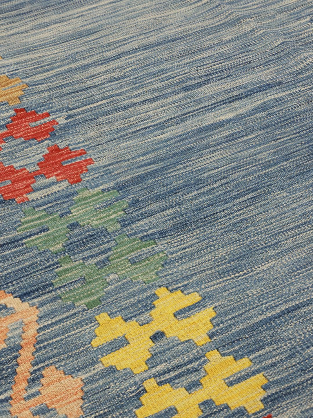Handgeweven Afghaans Kelim-tapijt met een kleurrijke geometrische rand en een blauw midden