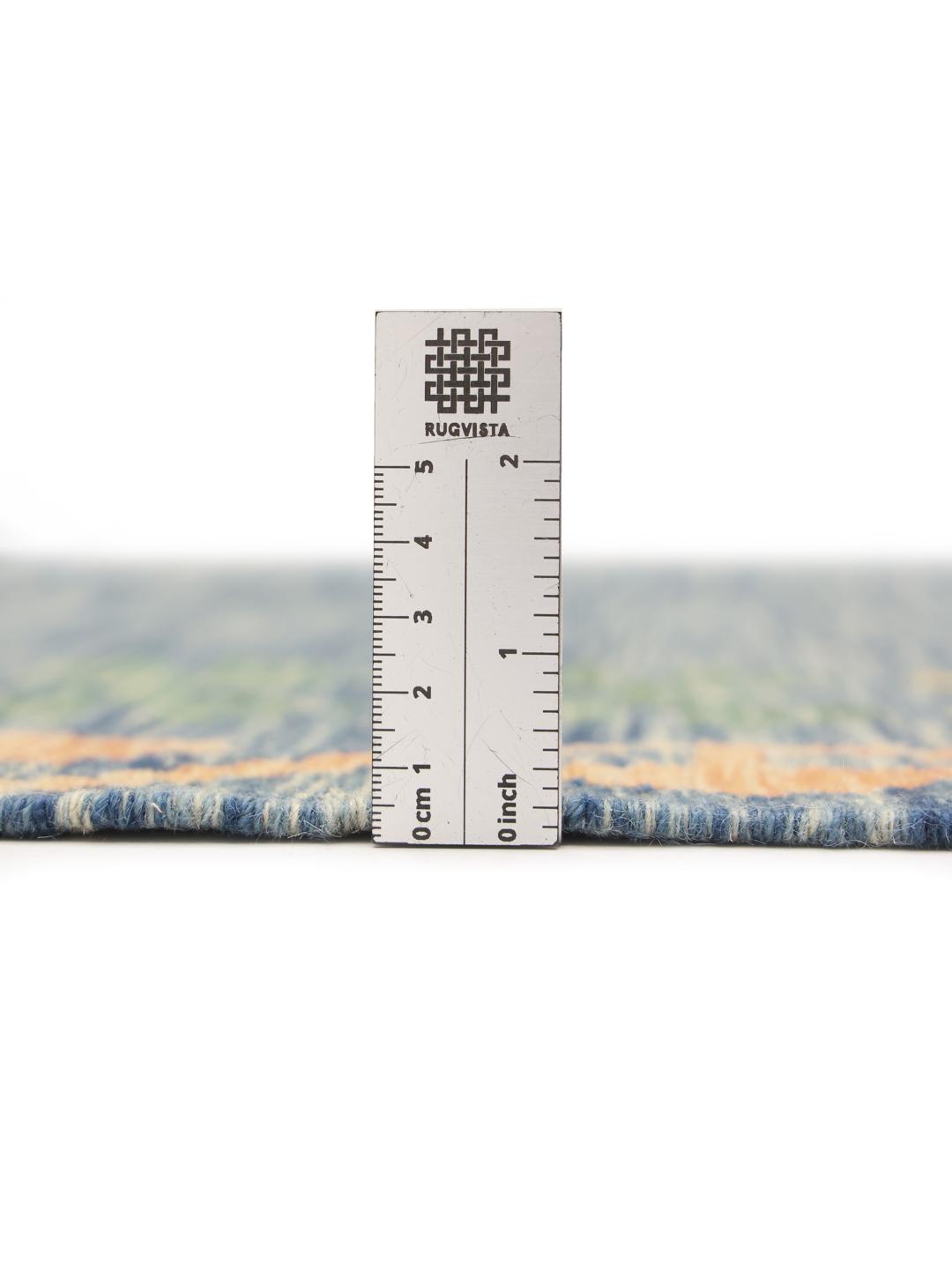 Handgeweven Afghaans Kelim-tapijt met een kleurrijke geometrische rand en een blauw midden