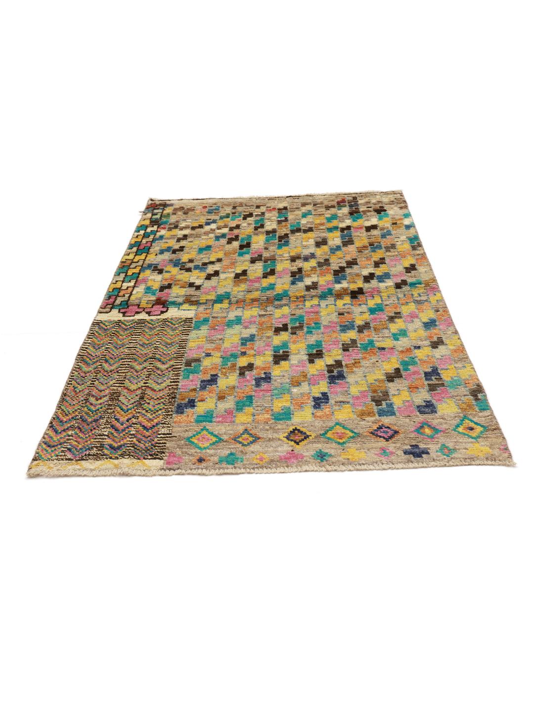 Een levendig, met de hand geknoopt wollen tapijt uit Afghanistan met kleurrijke geometrische patronen.