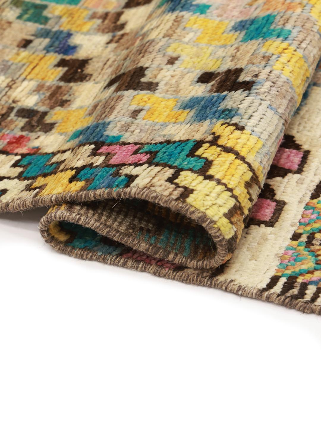 Een levendig, met de hand geknoopt wollen tapijt uit Afghanistan met kleurrijke geometrische patronen.