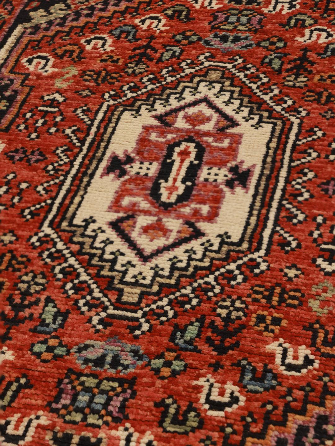 Handgeknüpfter Kazak-Läufer aus dem Nahen Osten aus roter und schwarzer Wolle
