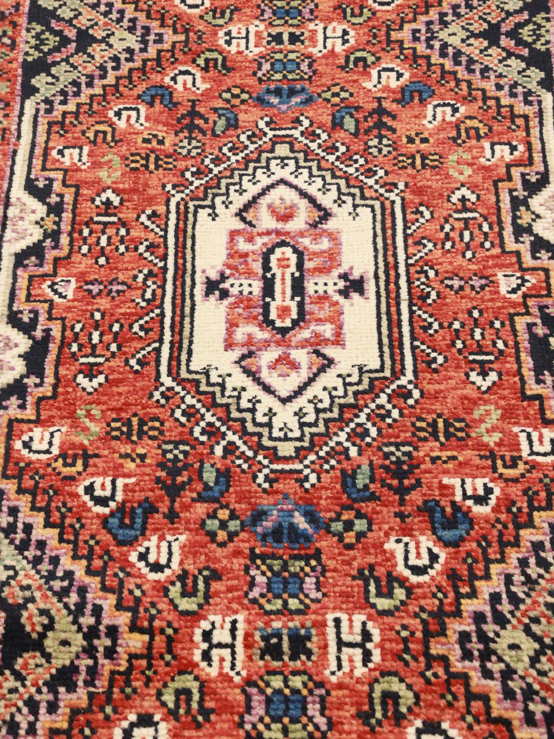 Handgeknüpfter Kazak Läufer aus Afghanistan mit einem roten und schwarzen geometrischen Design
