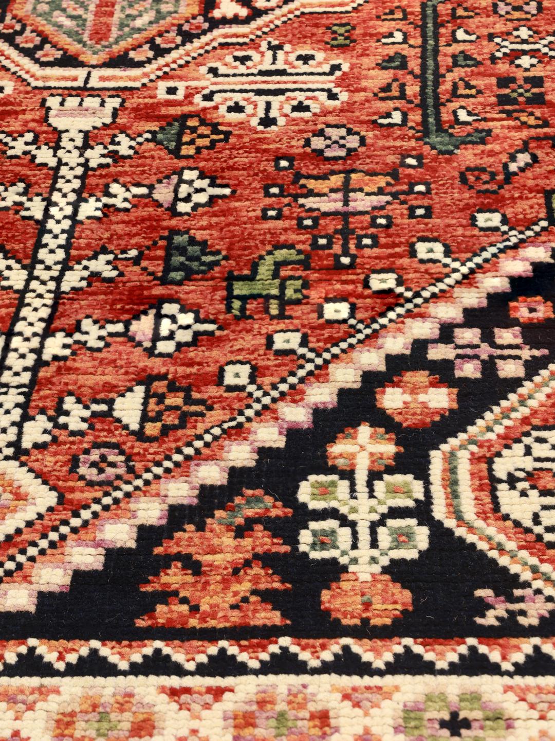 Tapis Kazak noué main originaire d'Afghanistan en rouge et bleu foncé