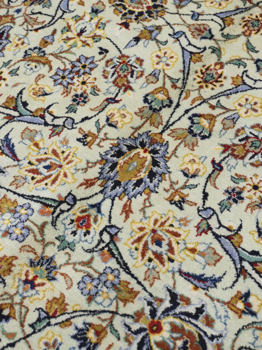 Handgeknoopt Keshan tapijt uit het Midden-Oosten in beige en blauwe tinten