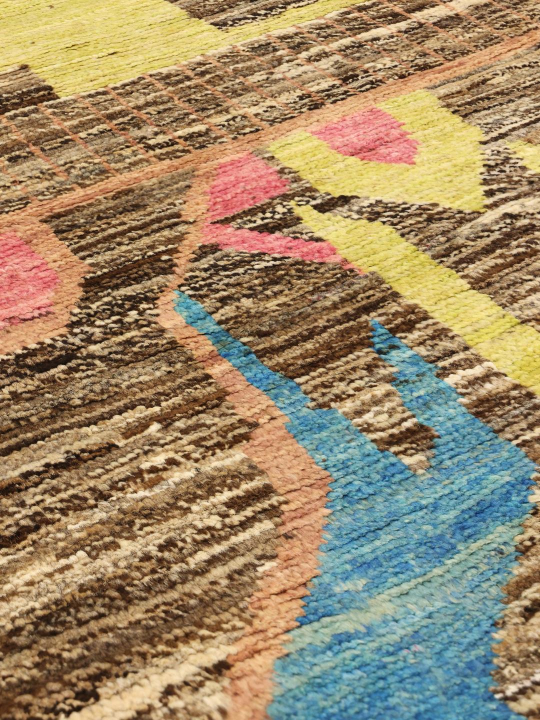 Handgeknoopt Afghaans tapijt met levendige kleurrijke geometrische motieven op een bruine achtergrond