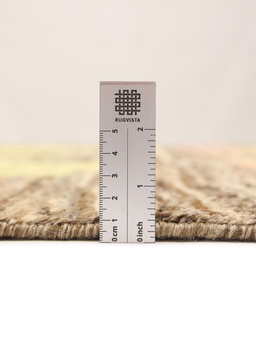 Handgeknoopt Afghaans tapijt met levendige kleurrijke geometrische motieven op een bruine achtergrond