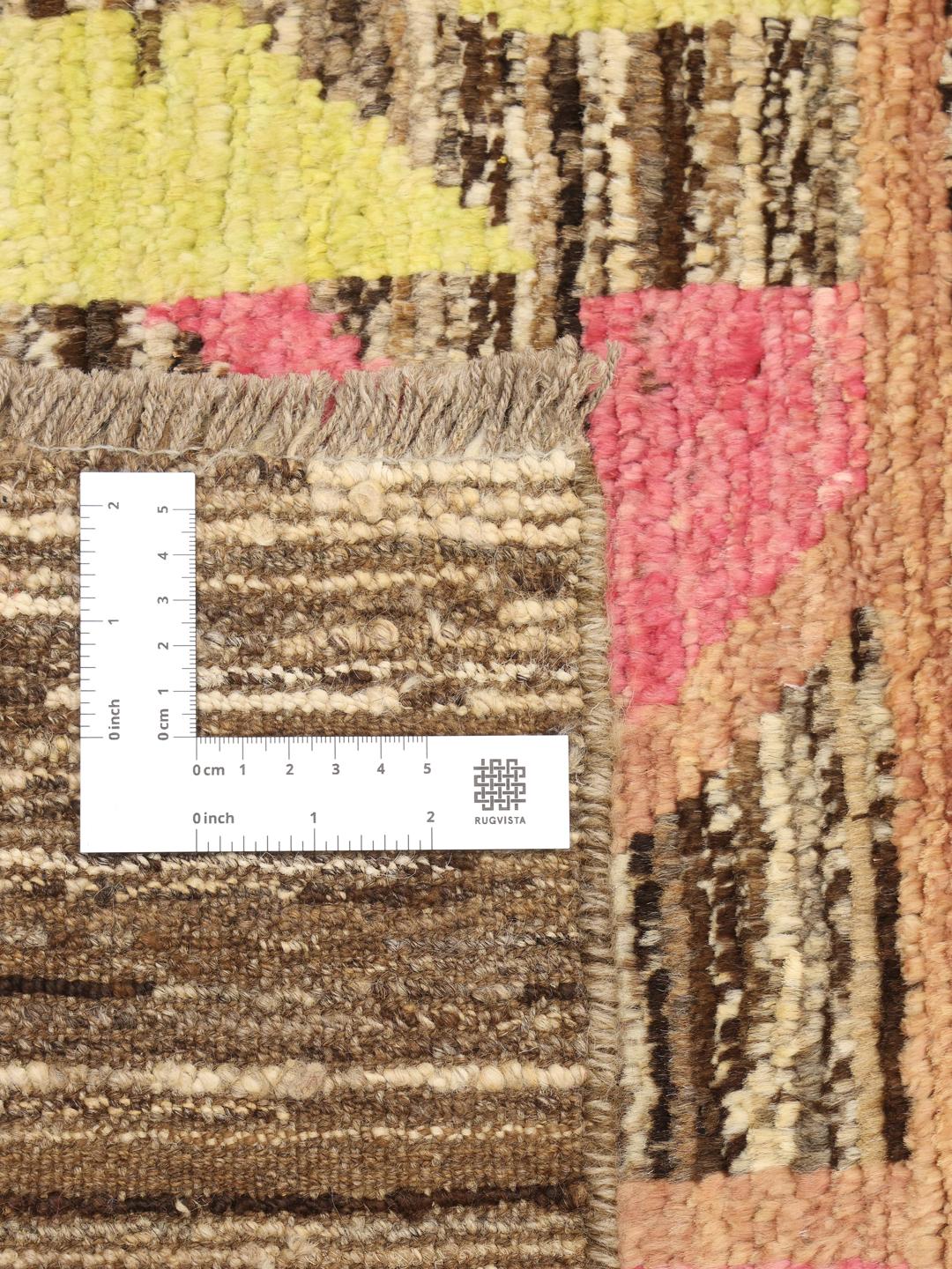 Handgeknoopt Afghaans tapijt met levendige kleurrijke geometrische motieven op een bruine achtergrond