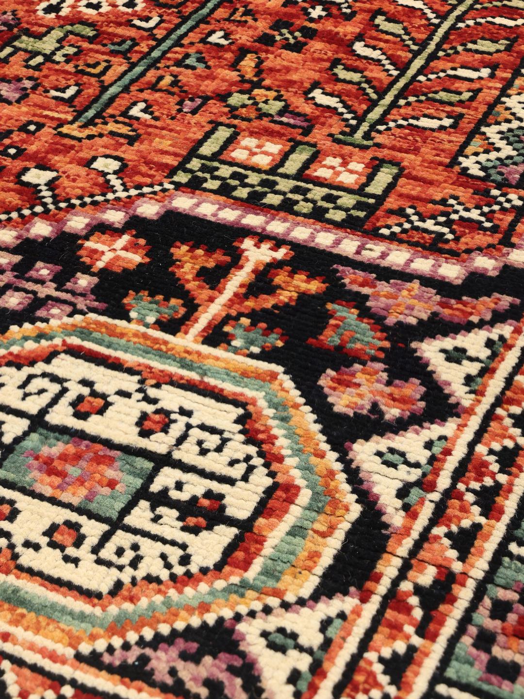 Tapis Kazak noué à la main provenant d'Afghanistan dans des tons rouge et bleu foncé