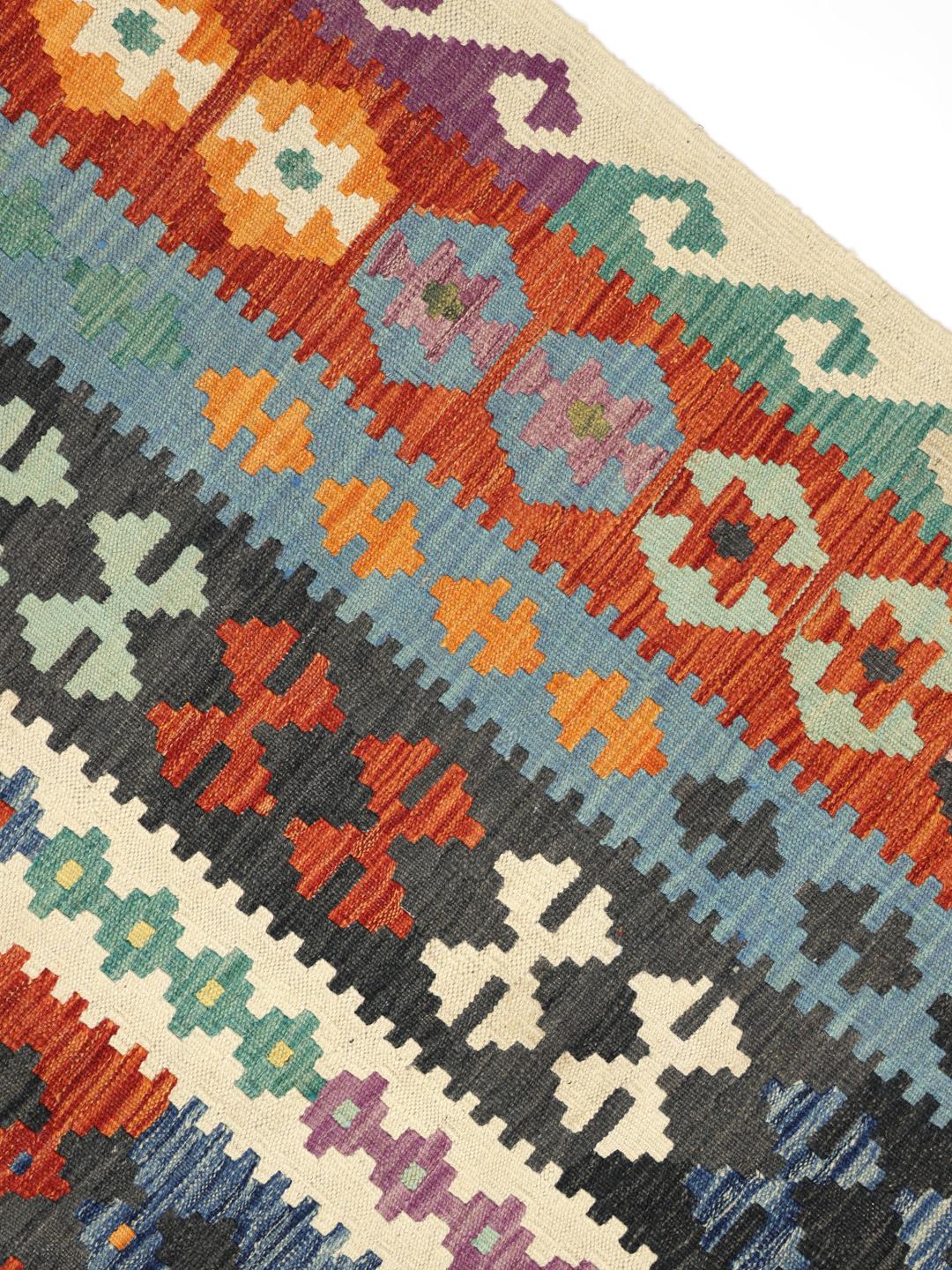 Handgeweven Afghaans Kelim-tapijt met een levendig veelkleurig geometrisch patroon