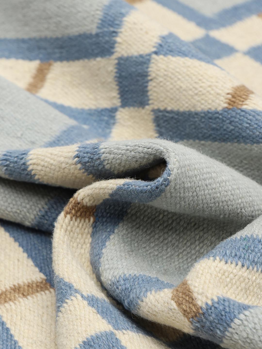 Handgeweven blauwe loper met een geometrisch rasterpatroon