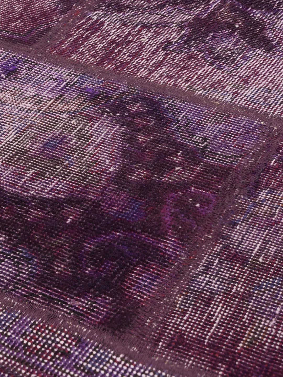 Et unikt patchwork-tæppe fra Mellemøsten med en dyb lilla farvepalette