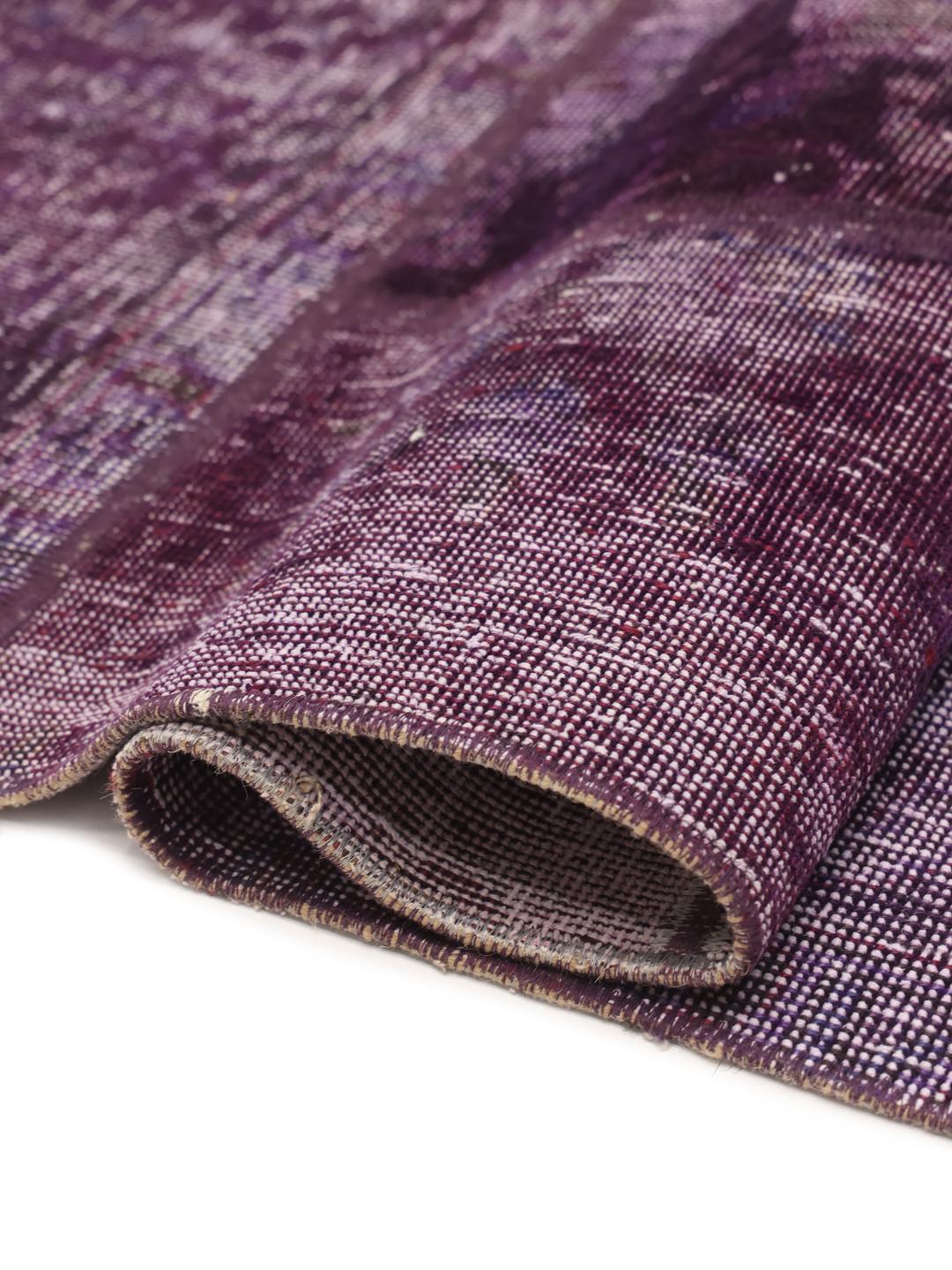 Et unikt patchwork-tæppe fra Mellemøsten med en dyb lilla farvepalette