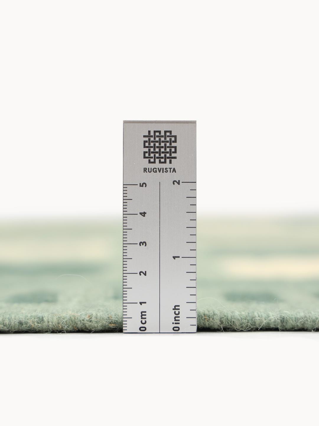 Handgeweven groen tapijt met een geometrisch patroon