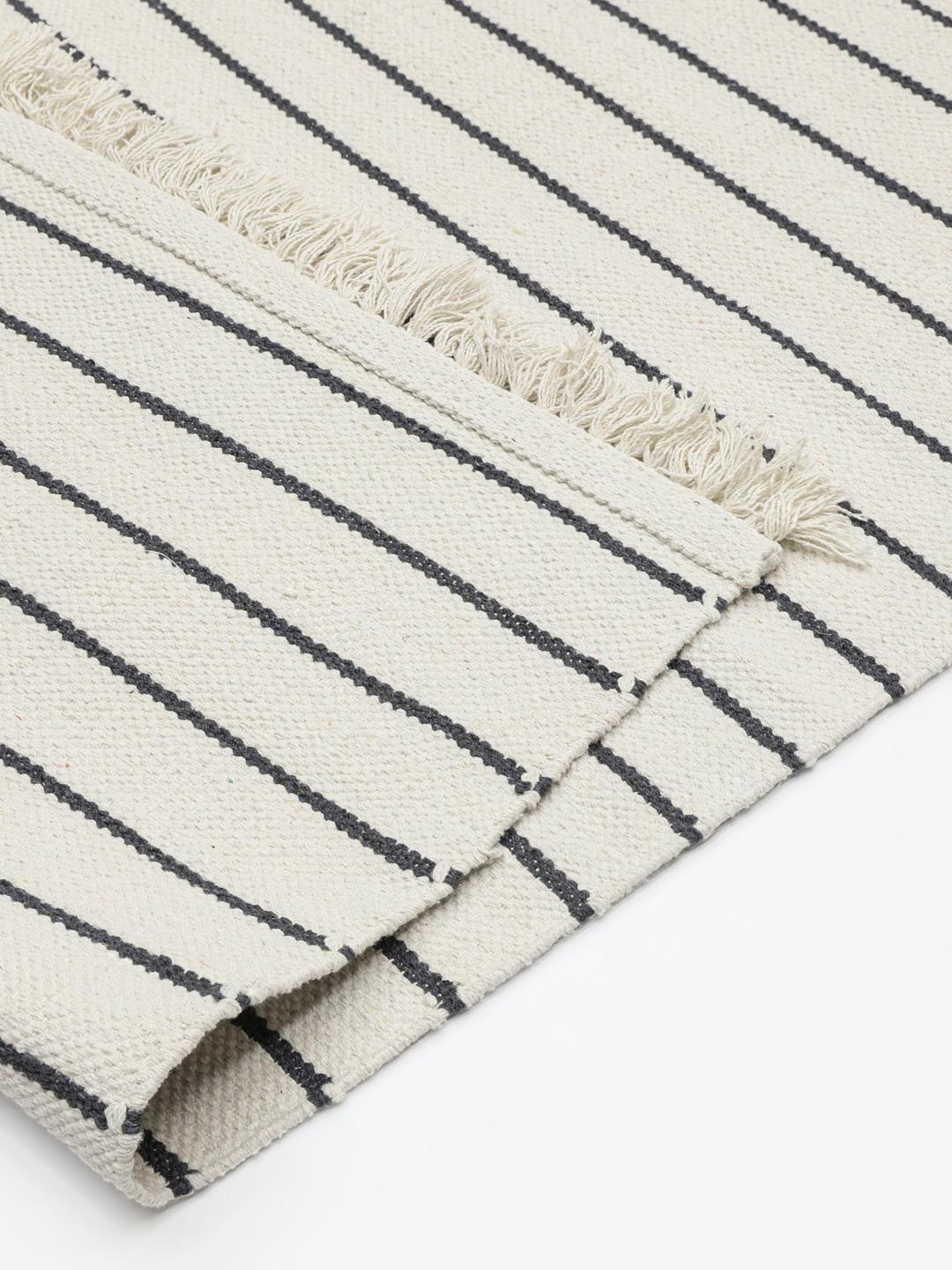 Håndvævet tæppe i off white og mørkegrå med stribet mønster