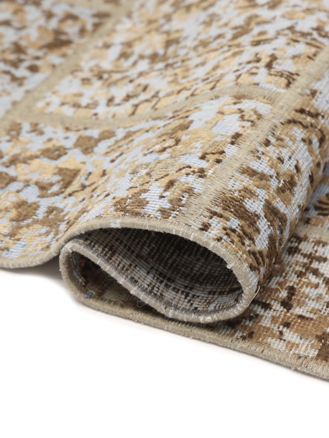 Et rektangulært patchwork-tæppe fra Mellemøsten med en blanding af beige og lyseblå toner.