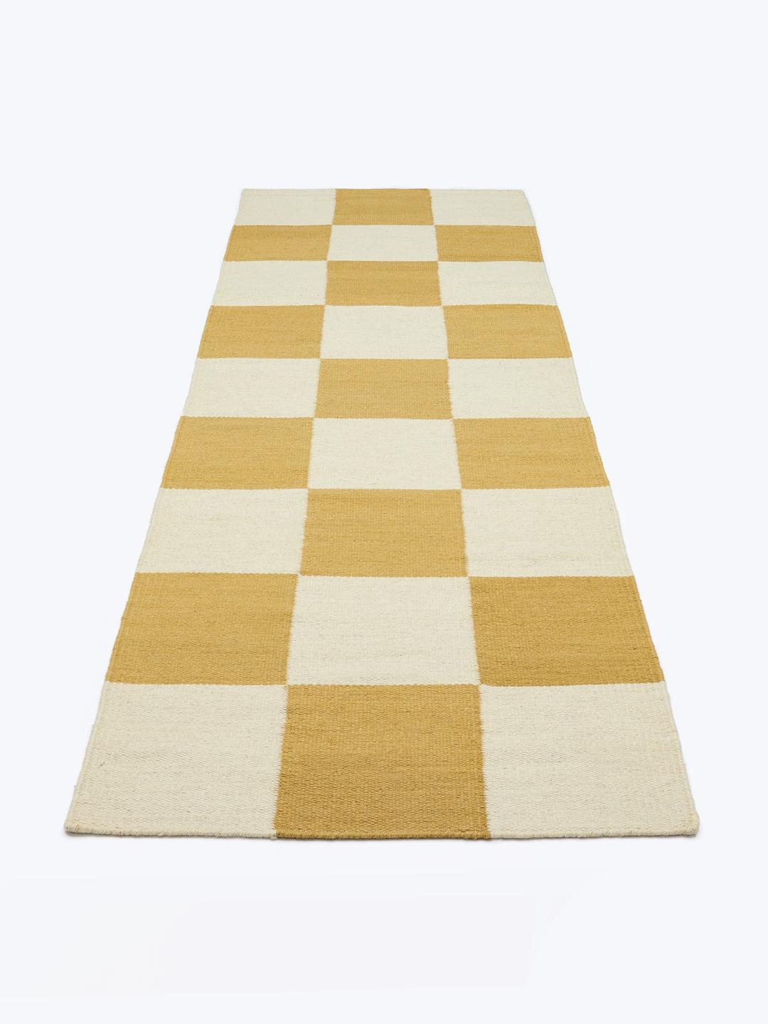 Een geel en wit geruit loper-vloerkleed