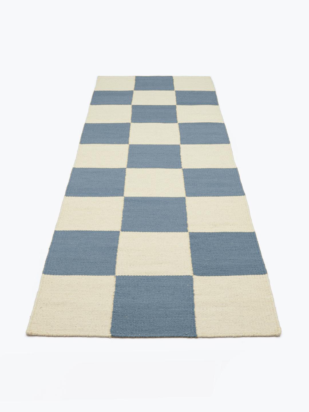 Met de hand geweven blauwe en beige loper