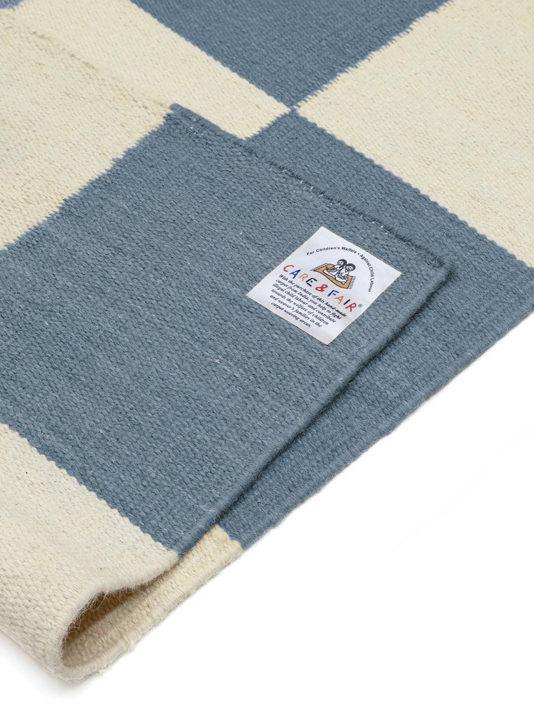Met de hand geweven blauwe en beige loper