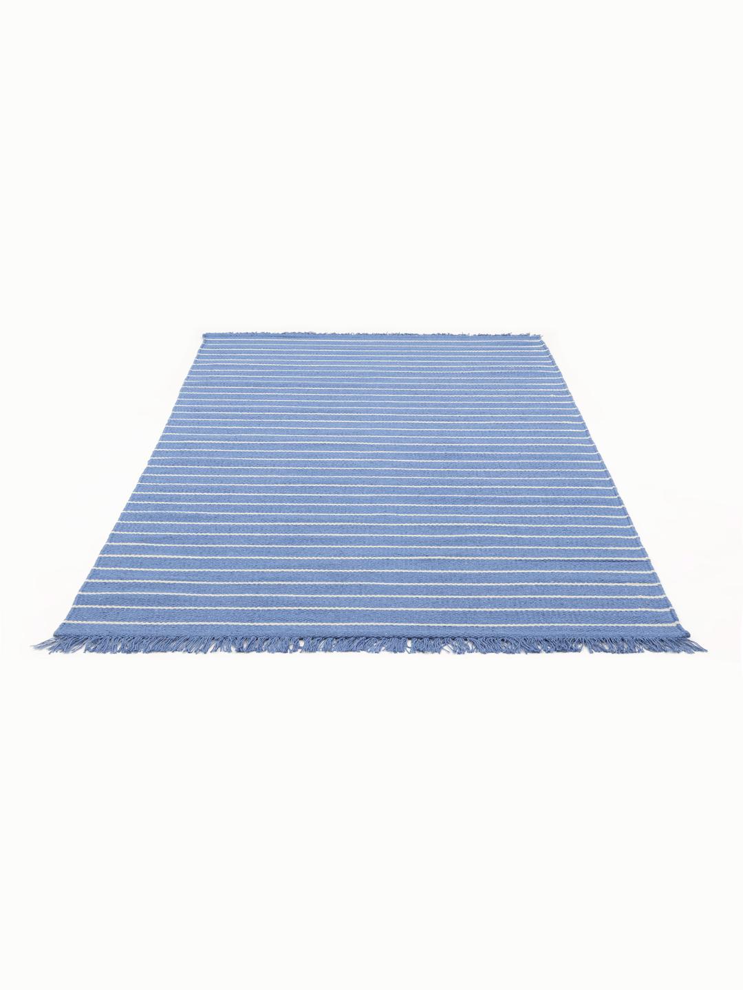 tapis bleu avec de simples rayures horizontales blanches