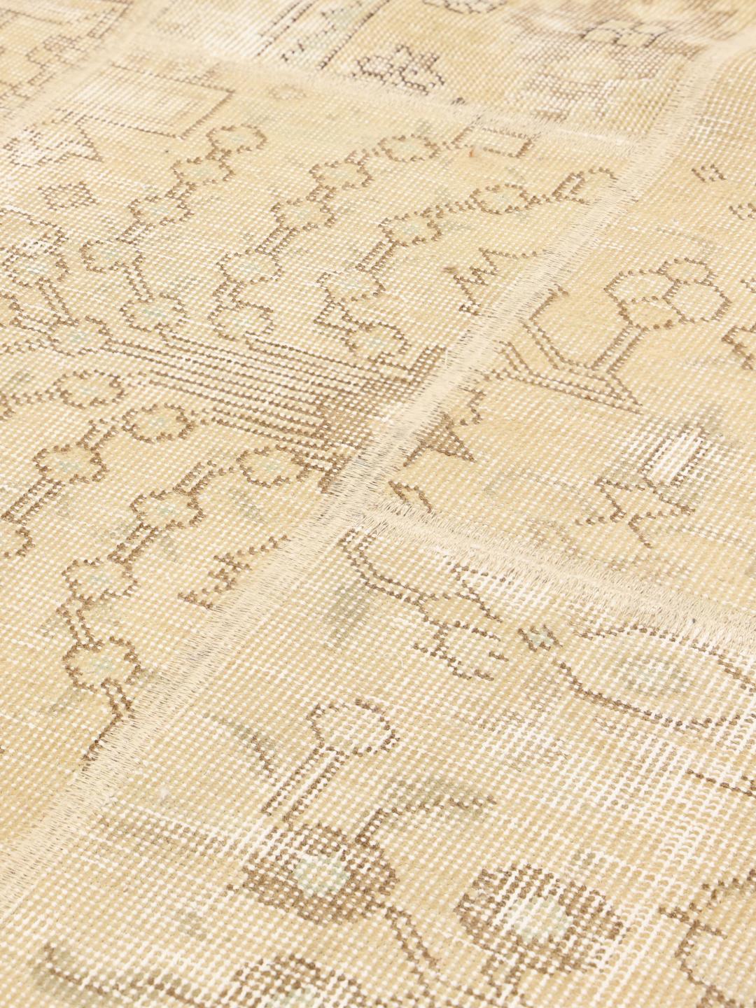 Et unikt patchwork-tæppe fra Mellemøsten med en beige farvepalette.