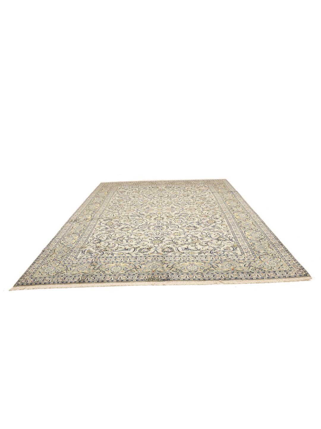 Handgeknoopt Keshan-tapijt uit het Midden-Oosten met een gedetailleerd beige bloemendesign