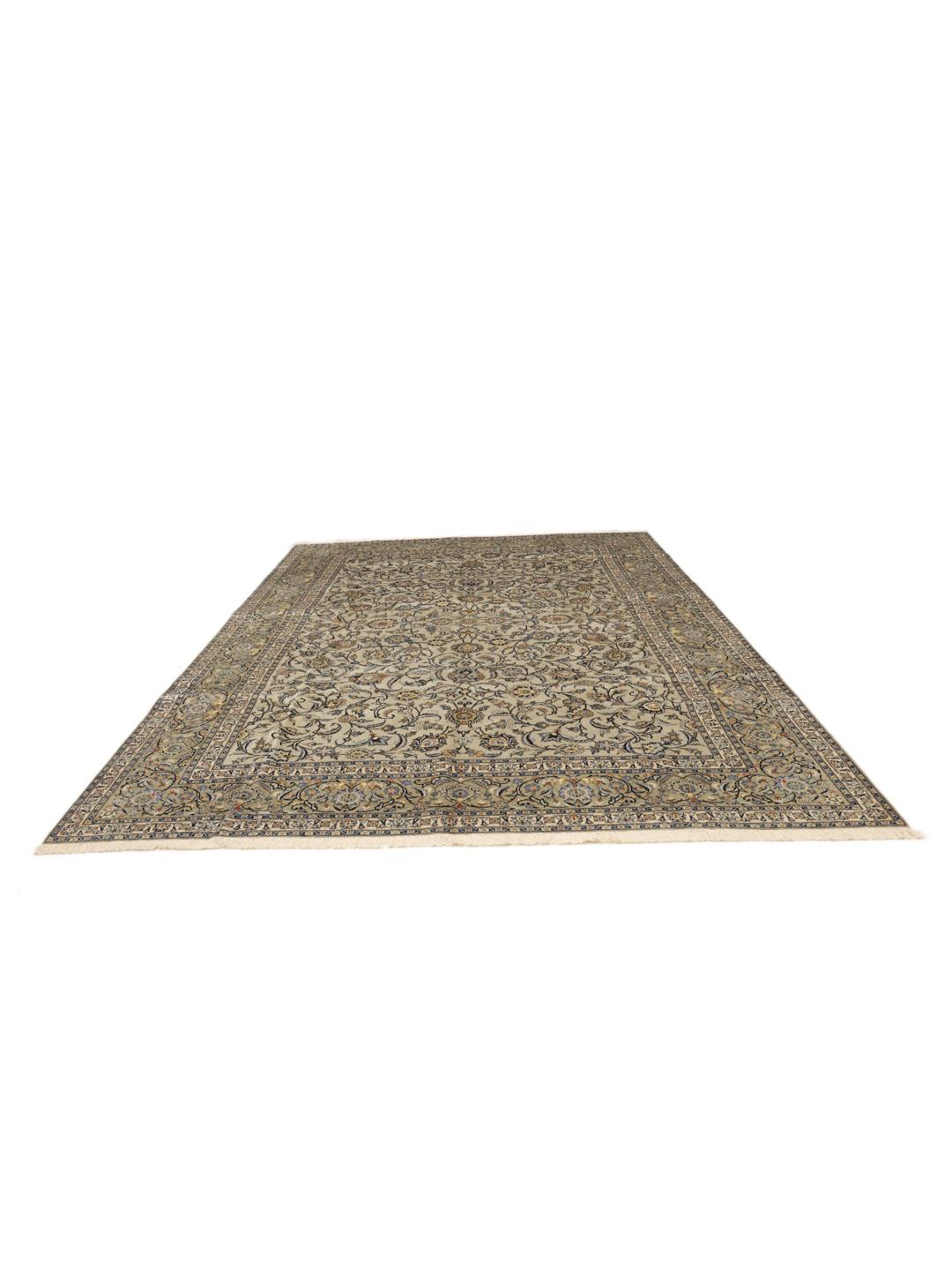Handgeknoopt Keshan-tapijt uit het Midden-Oosten met een gedetailleerd beige bloemendesign