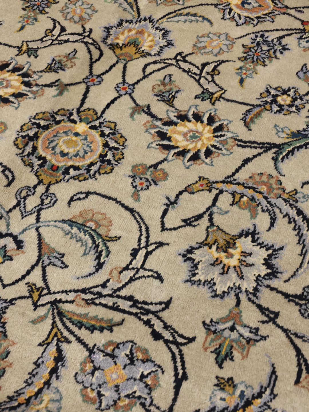 Handgeknoopt Keshan-tapijt uit het Midden-Oosten met een gedetailleerd beige bloemendesign