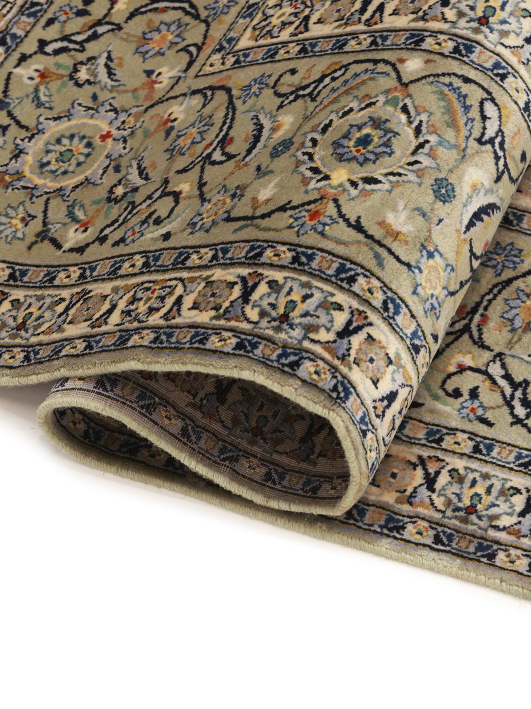 Handgeknoopt Keshan-tapijt uit het Midden-Oosten met een gedetailleerd beige bloemendesign