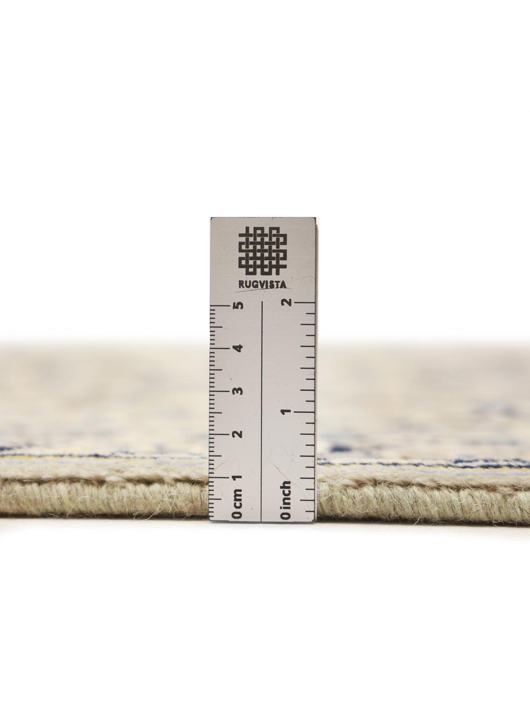 Handgeknoopt Keshan-tapijt uit het Midden-Oosten met een gedetailleerd beige bloemendesign